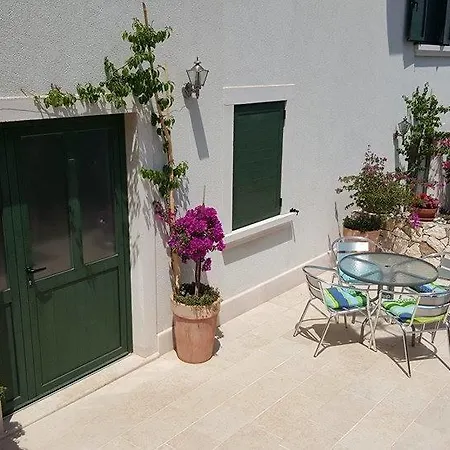 Ina Apartment